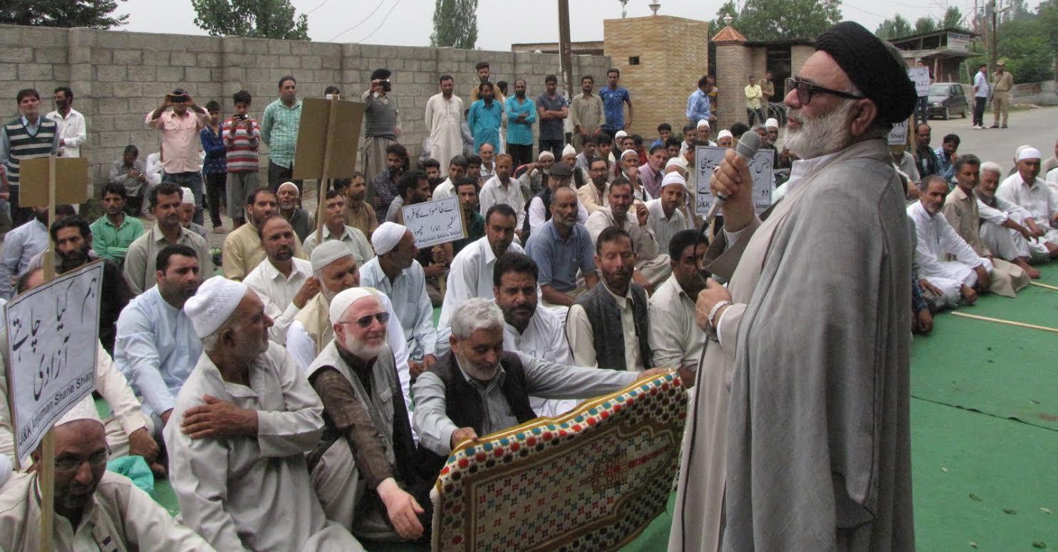 Aga Hasan led Zuhar prayers on road in Budgam